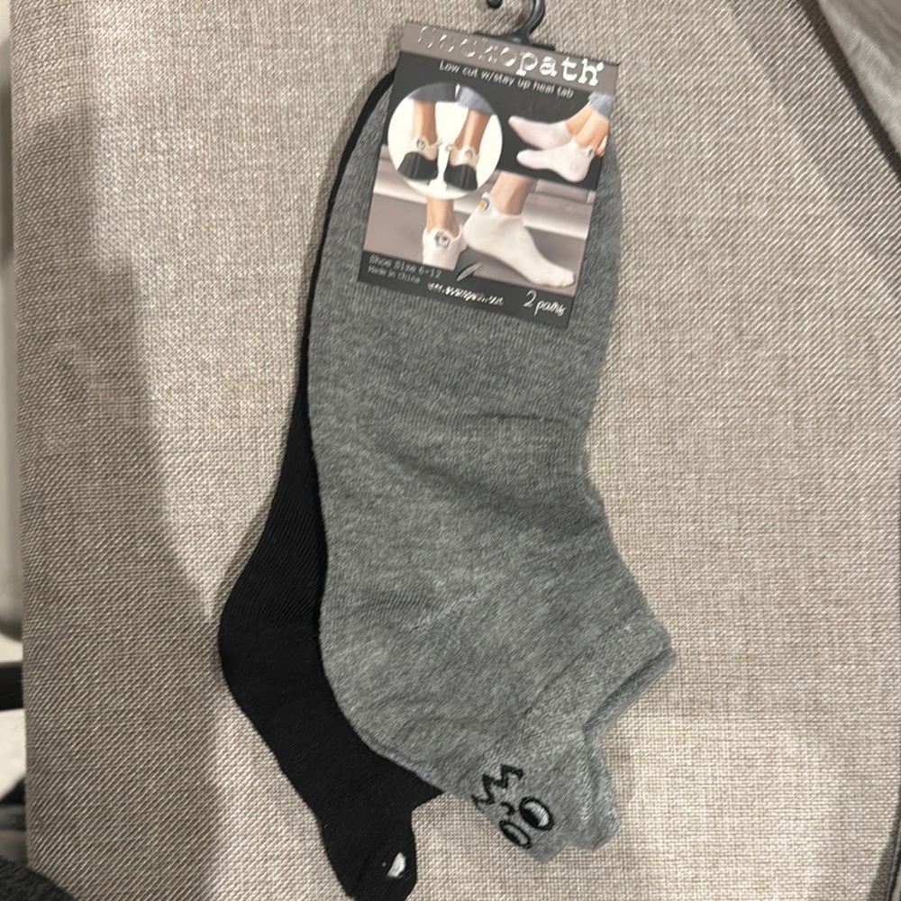 New 2pk Men’s Sockopath Gray and Black Men's Socks w/expression heel  tabs